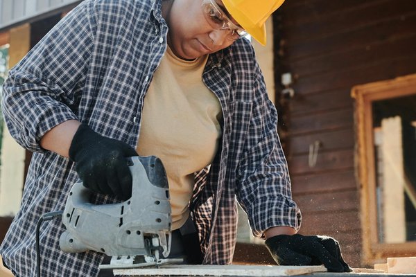 Comment bien repeindre ses volets en bois au printemps ?