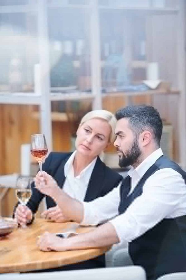 Comment optimiser l'utilisation d'une cave voûtée en pierre pour le stockage du vin et d'autres conserves ?